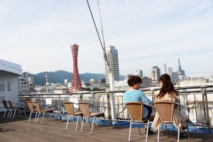 大学生が神戸でクルーズデート船の上から海を眺めながら